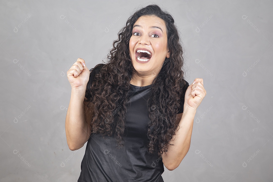 Linda mulher jovem garota sorridente sobre fundo isolado cinza