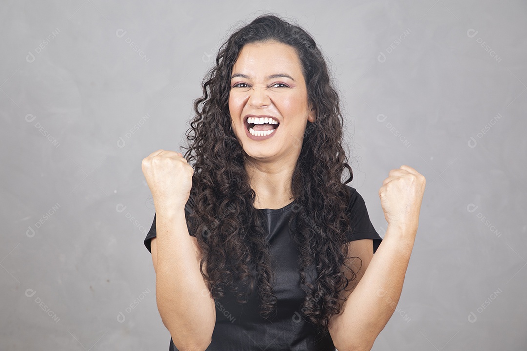 Linda mulher jovem garota sorridente sobre fundo isolado cinza