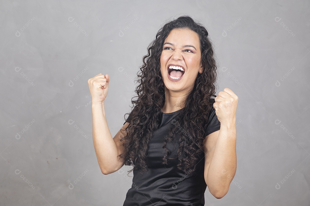 Linda mulher jovem garota sorridente sobre fundo isolado cinza