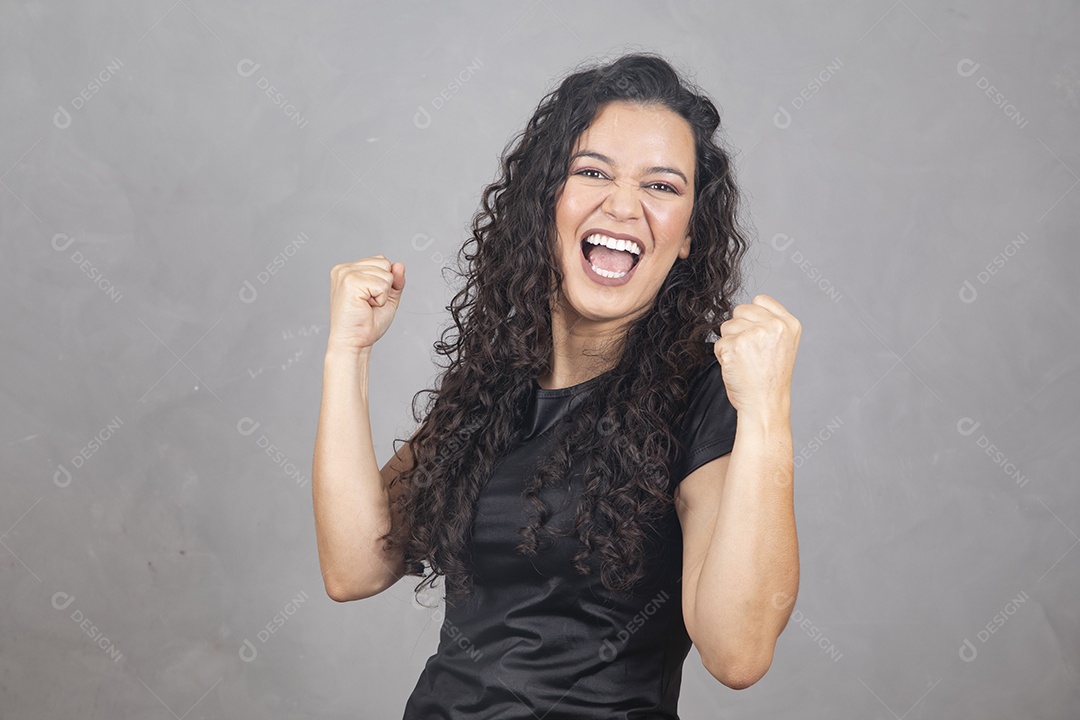 Linda mulher jovem garota sorridente sobre fundo isolado cinza