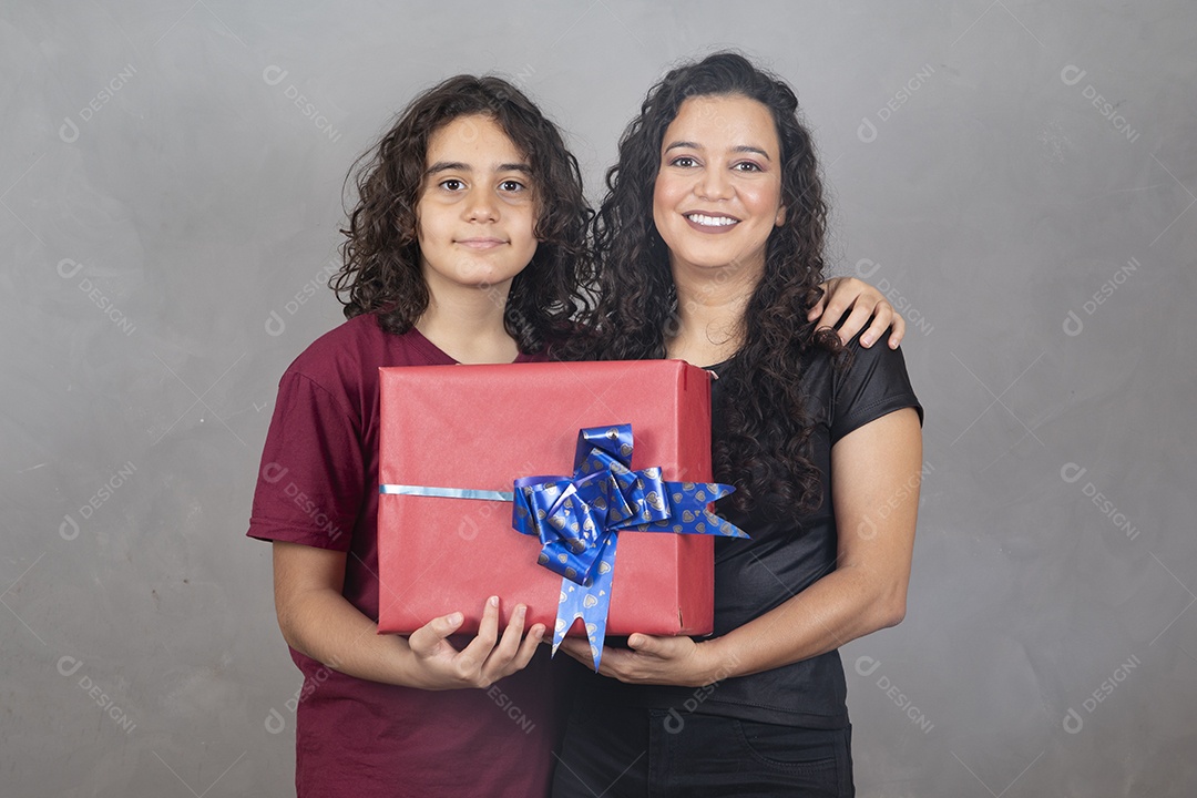 Linda mulher mãe ganhando presente de seu filho