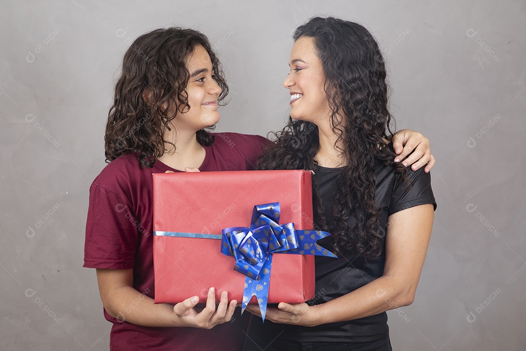 Linda mulher mãe ganhando presente de seu filho