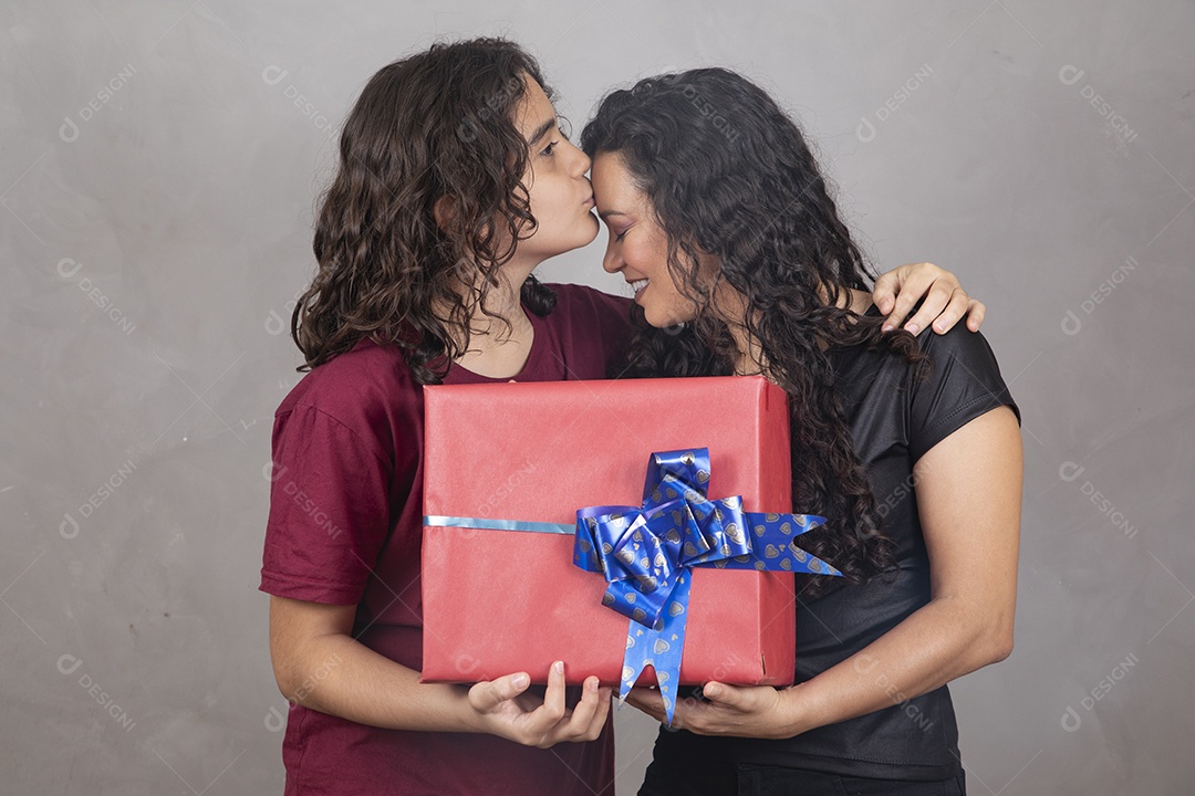 Linda mulher mãe ganhando presente de seu filho