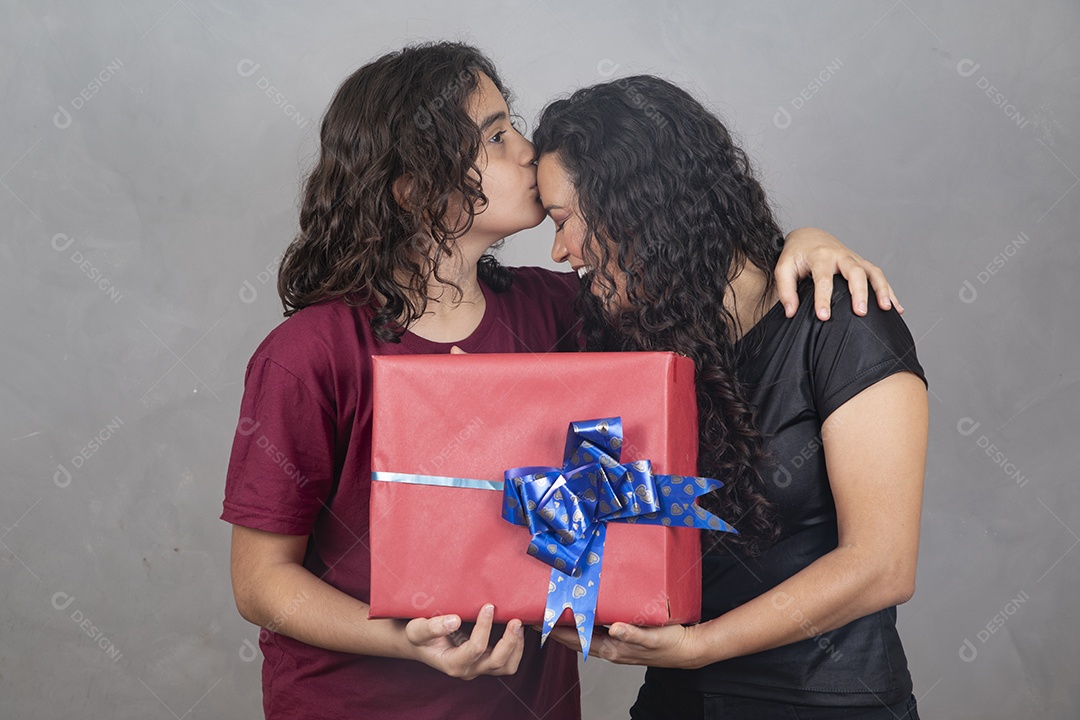 Linda mulher mãe ganhando presente de seu filho
