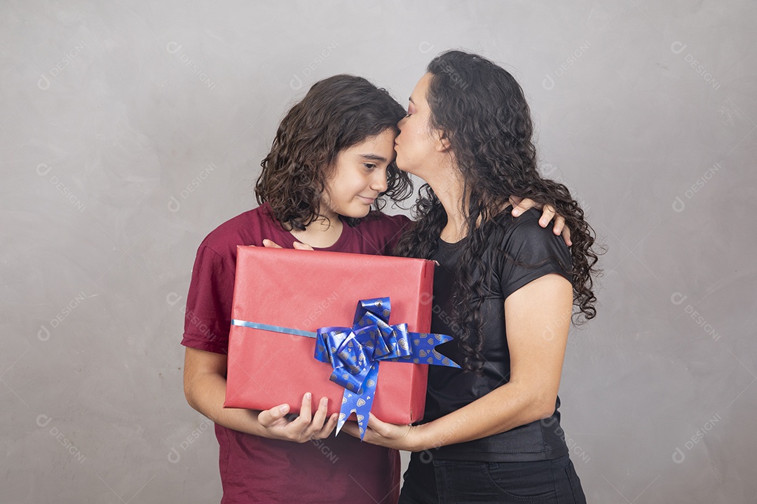 Linda mulher mãe ganhando presente de seu filho