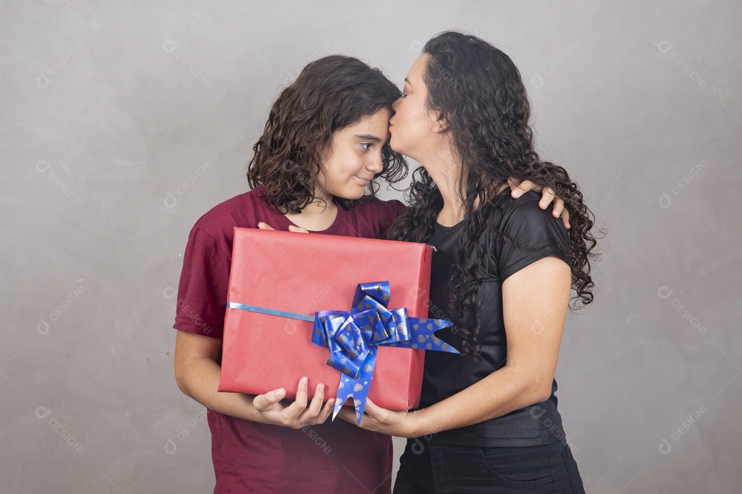 Linda mulher mãe ganhando presente de seu filho