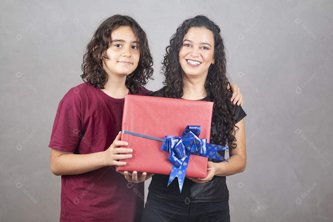 Linda mulher mãe ganhando presente de seu filho