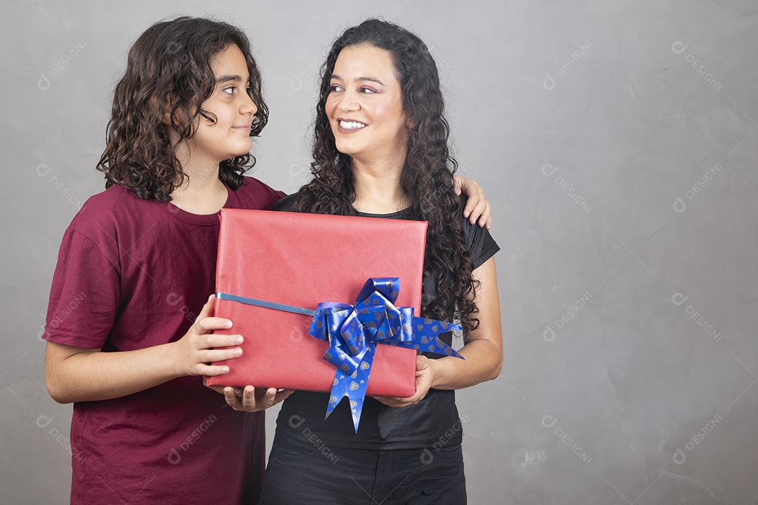 Linda mulher mãe ganhando presente de seu filho