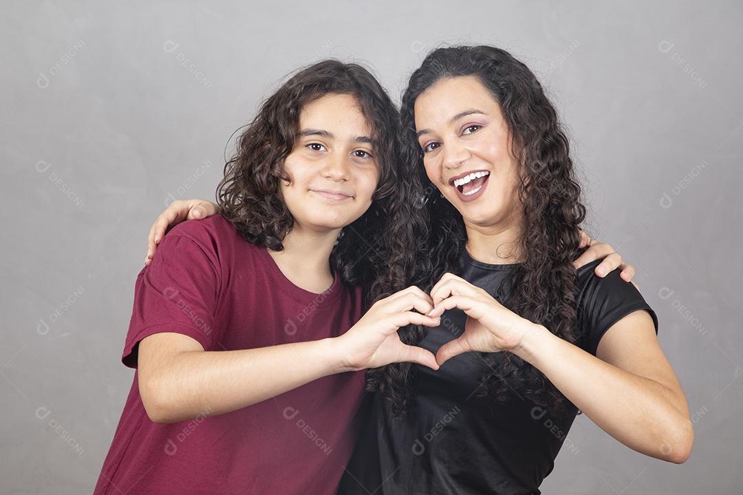 Linda mulher mãe abraçando seu filho