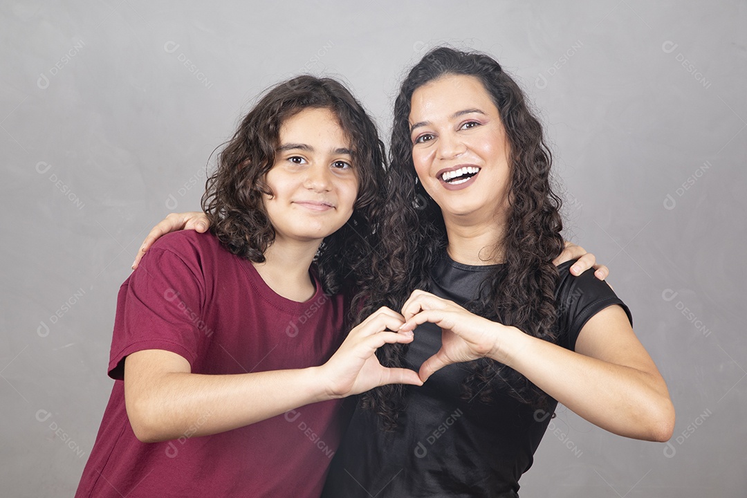 Linda mulher mãe abraçando seu filho