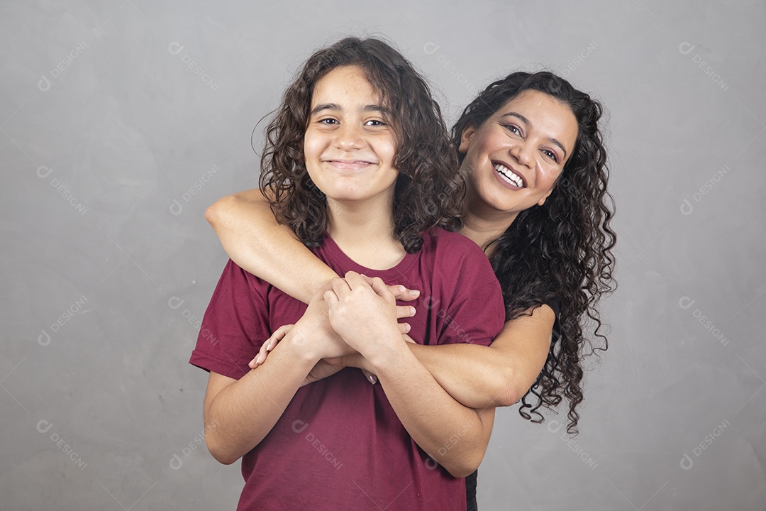 Mãe com seu filho sobre fundo isolado cinza