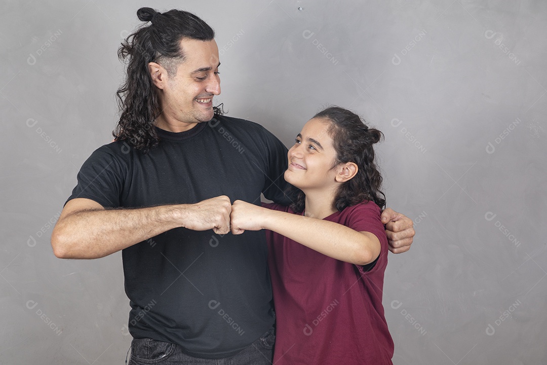 Pai filho brincando os dois amigos sobre fundo cinza isolado