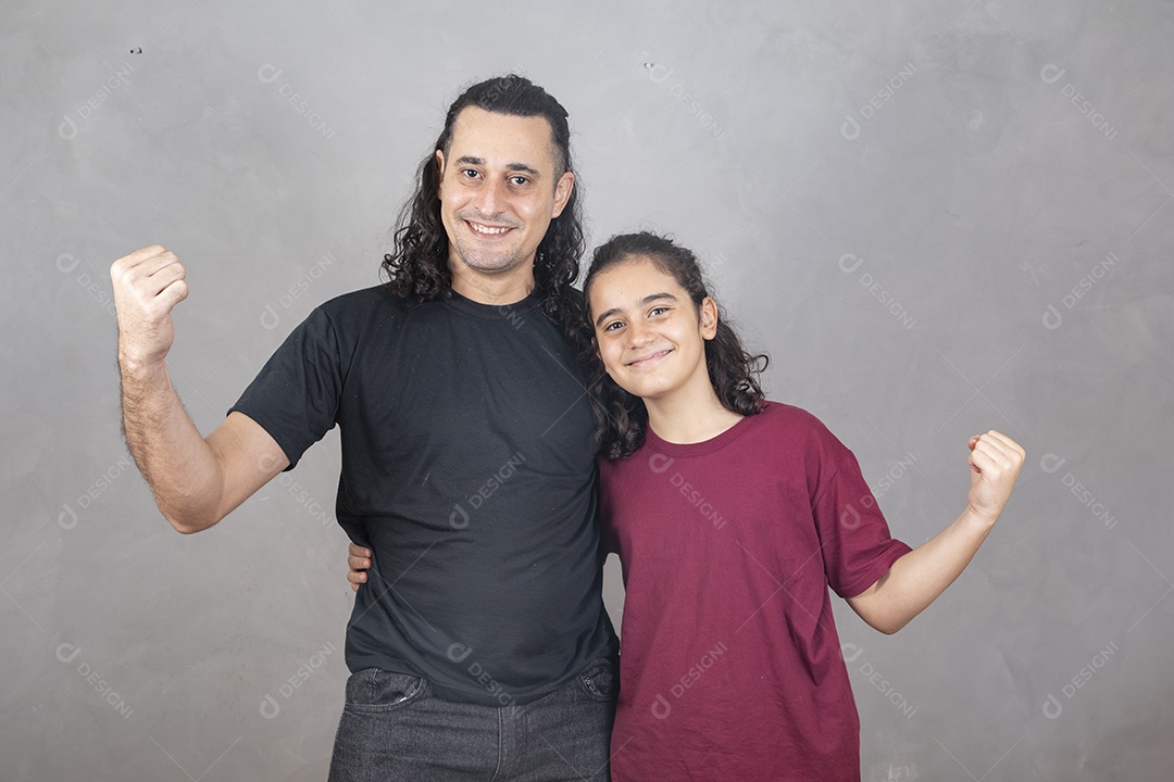 Pai filho se abraçando sobre fundo cinza isolado