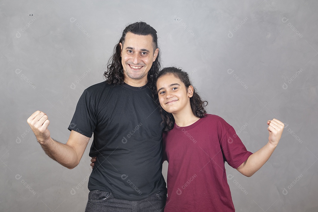 Pai filho se abraçando sobre fundo cinza isolado