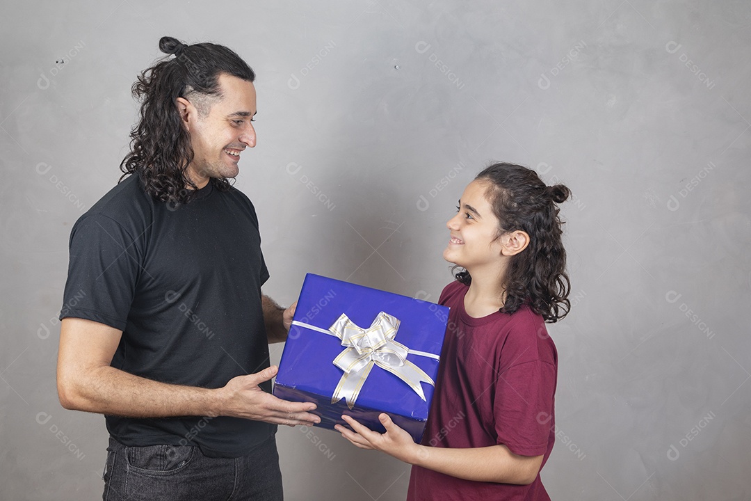 Pai ganhando presente de seu filho sobre fundo cinza isolado