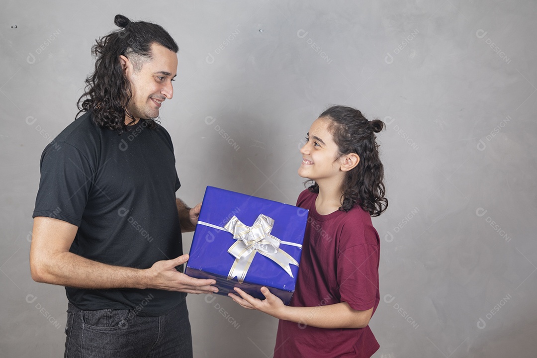 Pai ganhando presente de seu filho sobre fundo cinza isolado