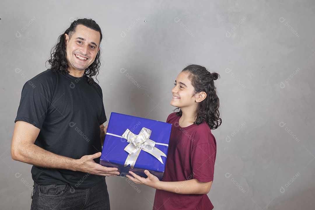 Pai ganhando presente de seu filho sobre fundo cinza isolado