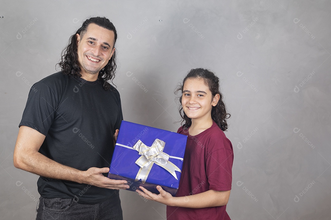 Pai ganhando presente de seu filho sobre fundo cinza isolado