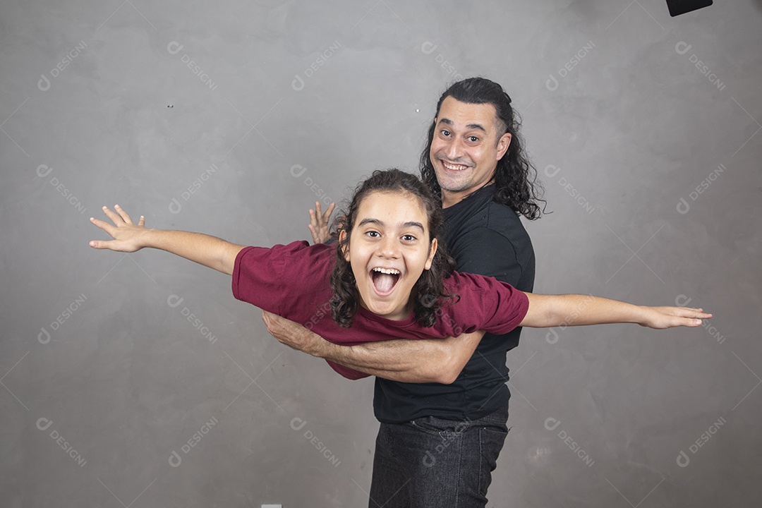 Pai filho brincando os dois amigos sobre fundo cinza isolado