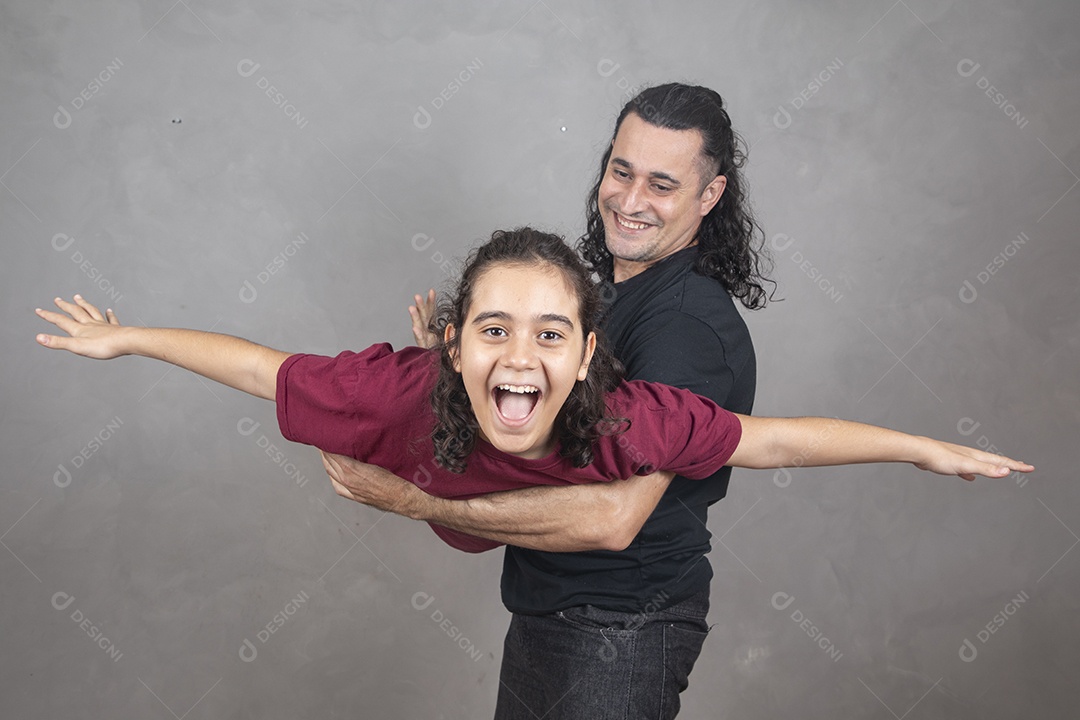 Pai filho brincando os dois amigos sobre fundo cinza isolado