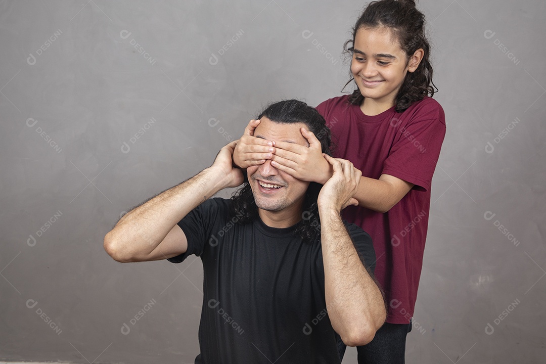 Pai filho brincando os dois amigos sobre fundo cinza isolado