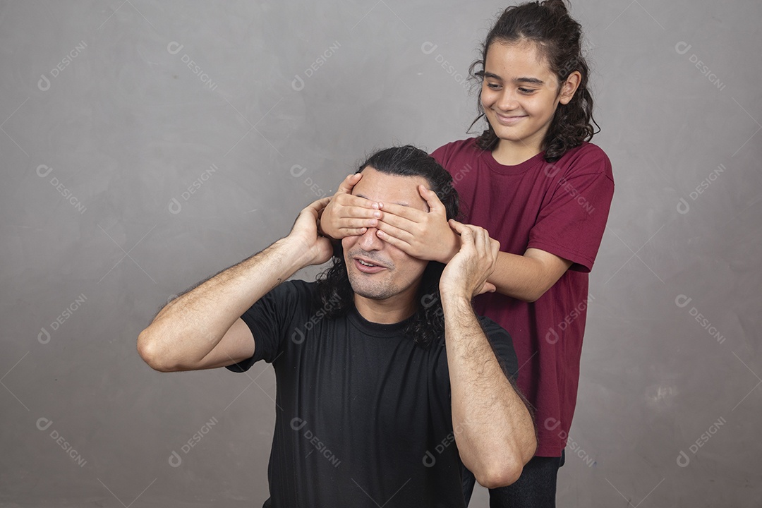 Pai filho brincando os dois amigos sobre fundo cinza isolado