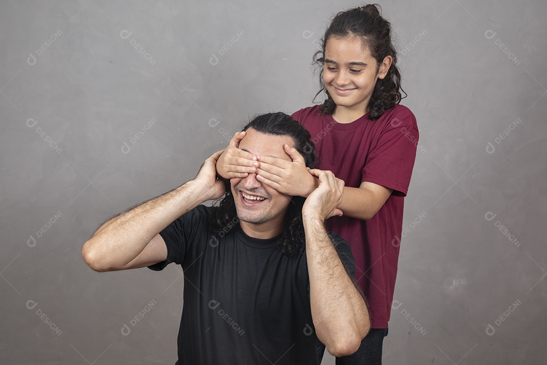Pai filho brincando os dois amigos sobre fundo cinza isolado