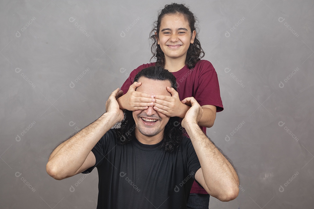 Pai filho brincando os dois amigos sobre fundo cinza isolado