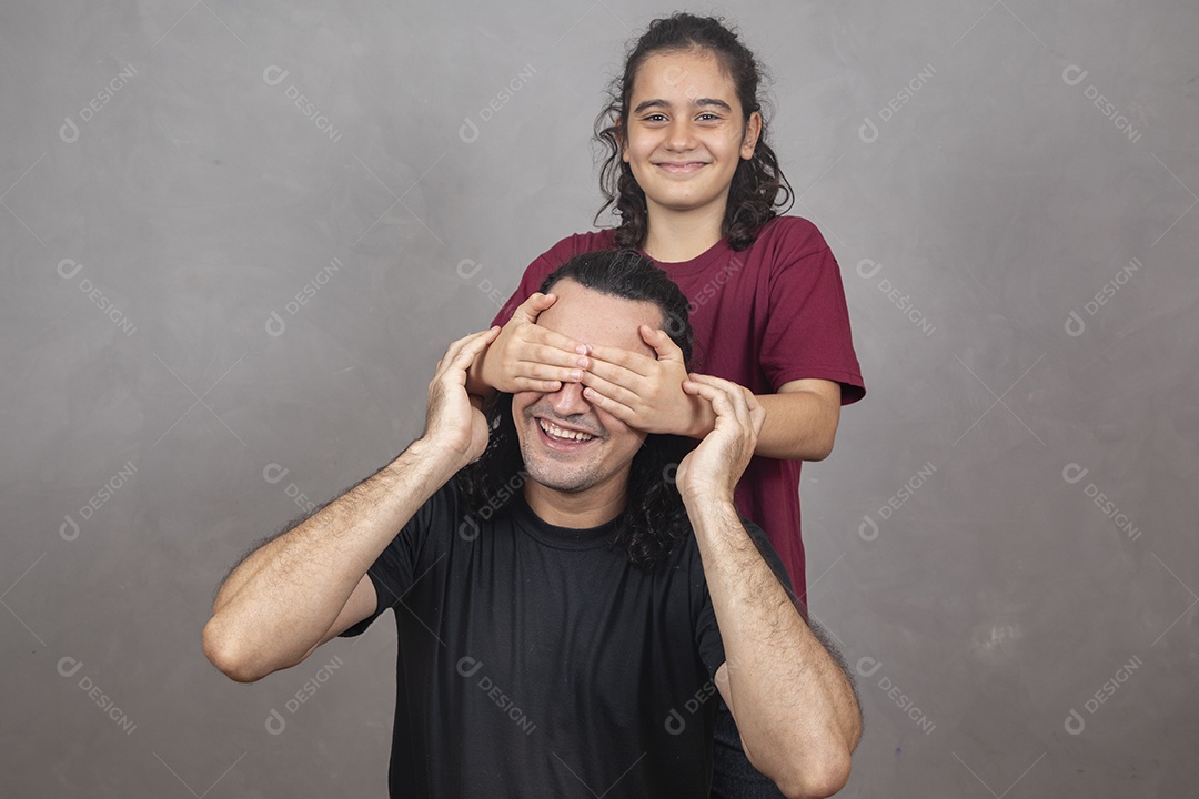 Pai filho brincando os dois amigos sobre fundo cinza isolado