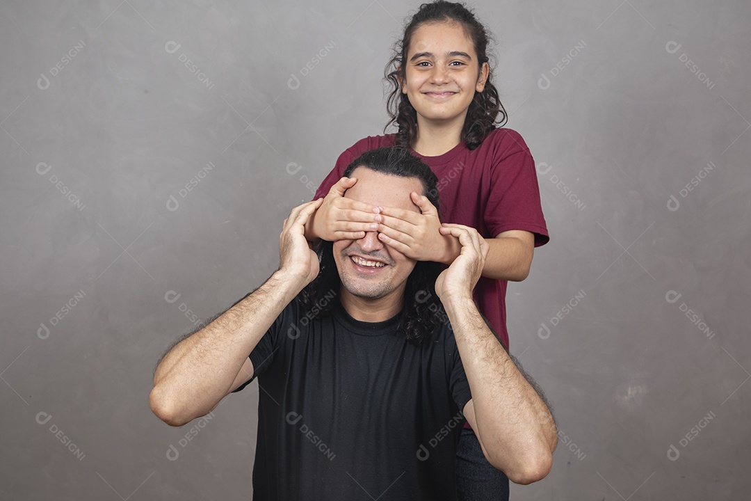 Pai filho brincando os dois amigos sobre fundo cinza isolado