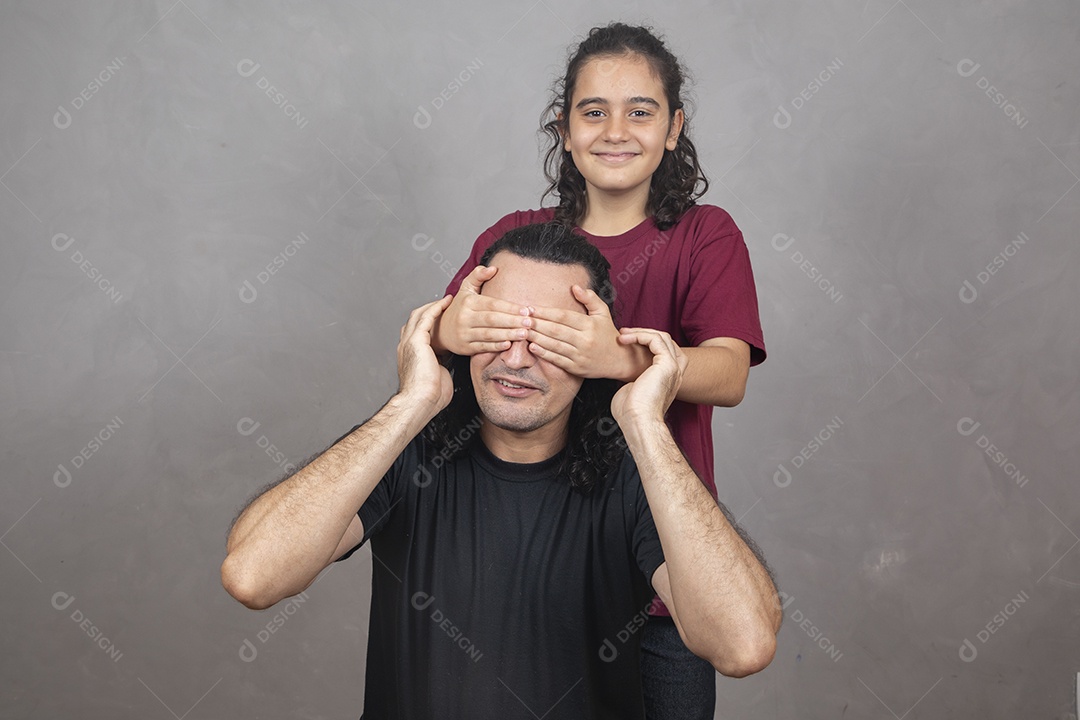 Pai filho brincando os dois amigos sobre fundo cinza isolado