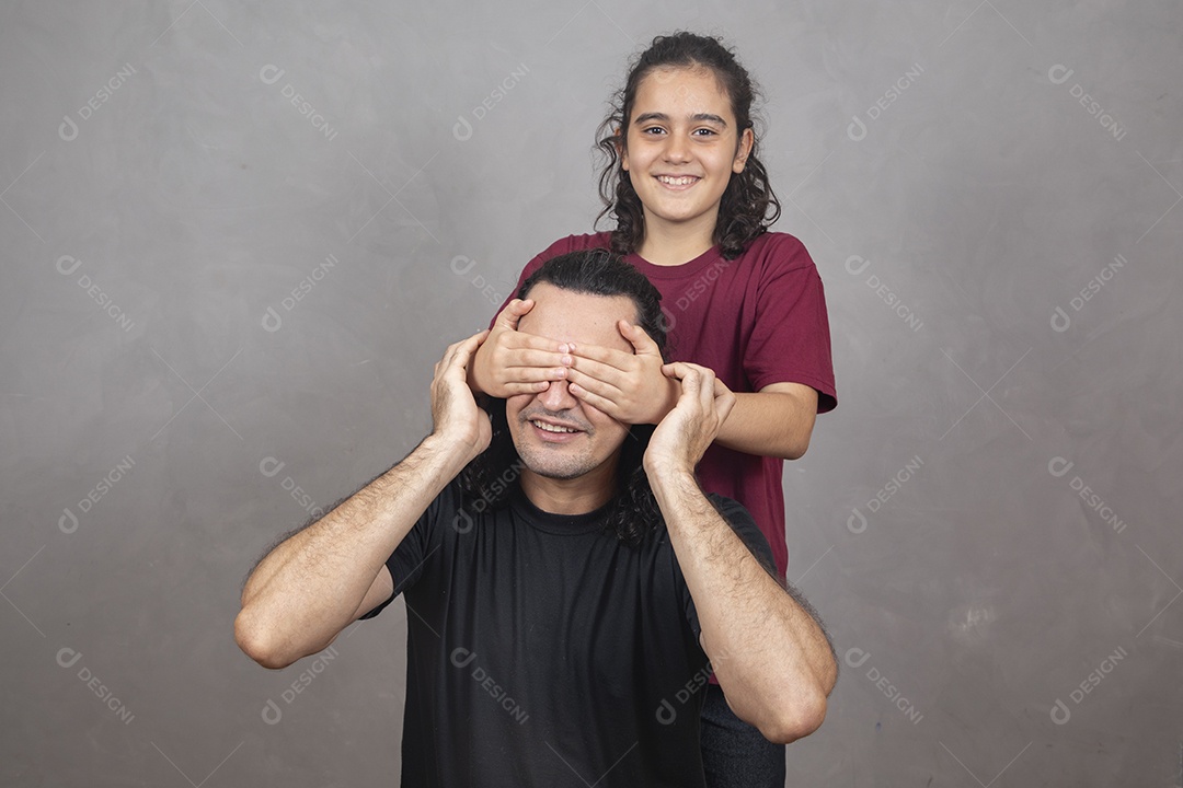 Pai filho brincando os dois amigos sobre fundo cinza isolado