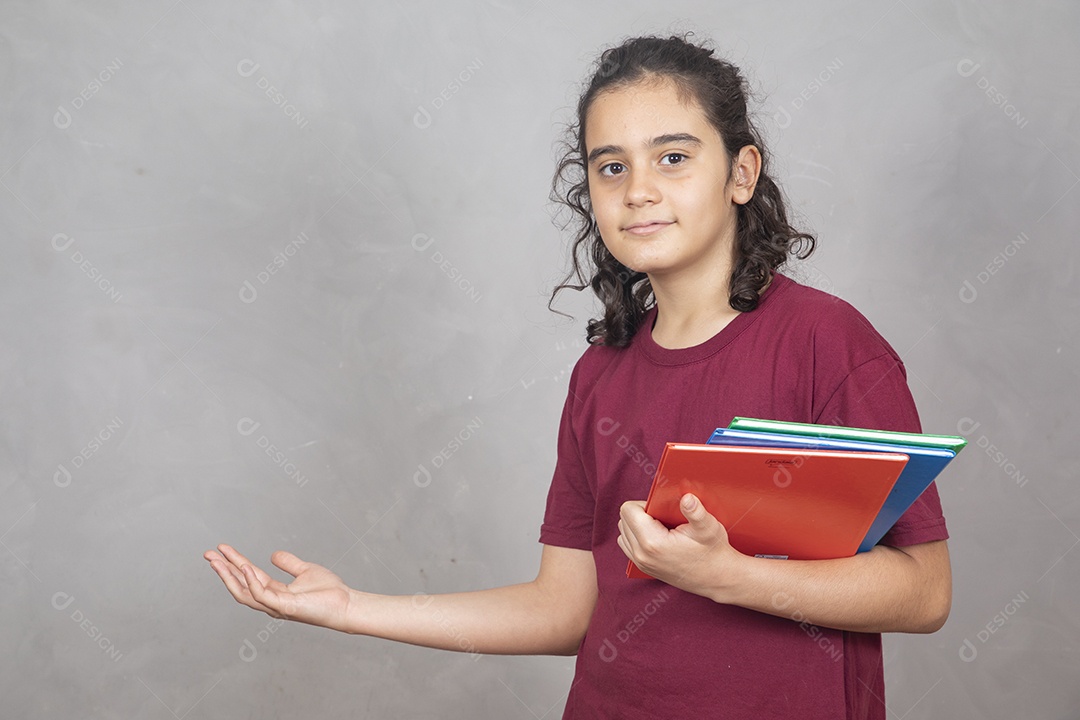 Menino estudante segurando materiais escolar