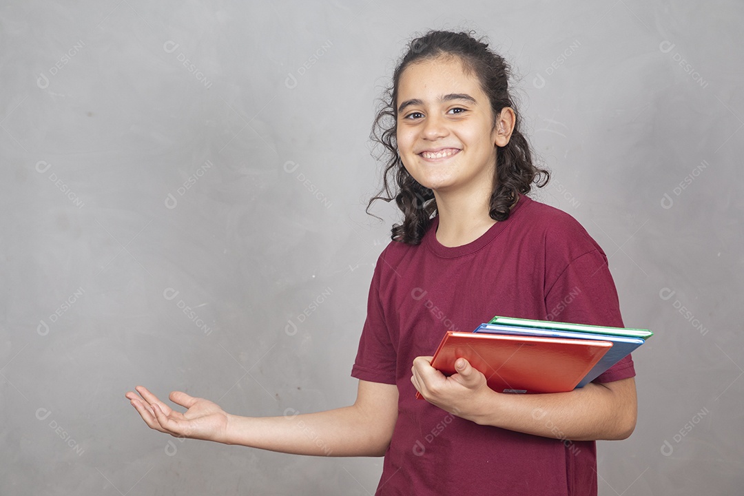 Menino estudante segurando materiais escolar
