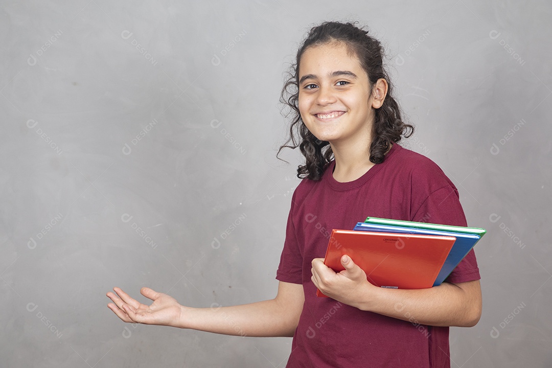 Menino estudante segurando materiais escolar