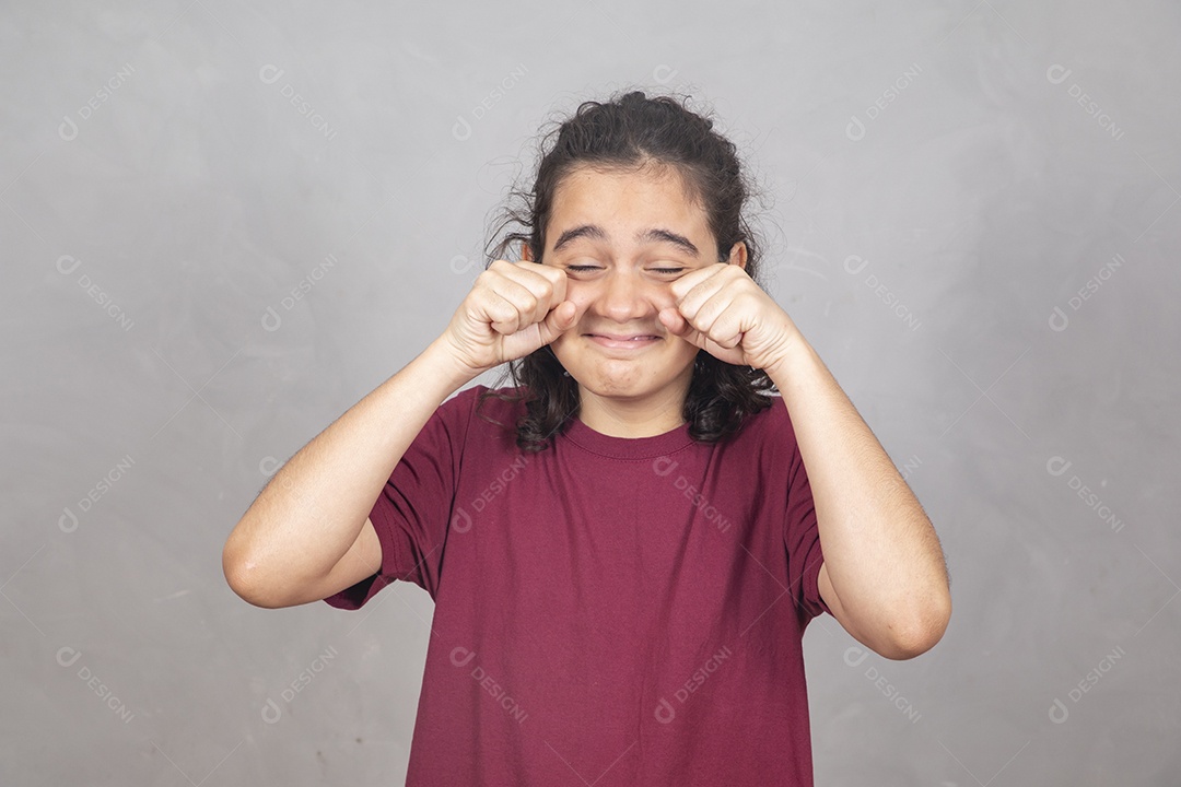 Menino criança garoto sobre fundo cinza