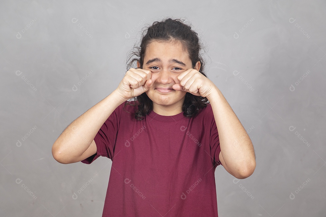 Menino criança garoto sobre fundo cinza