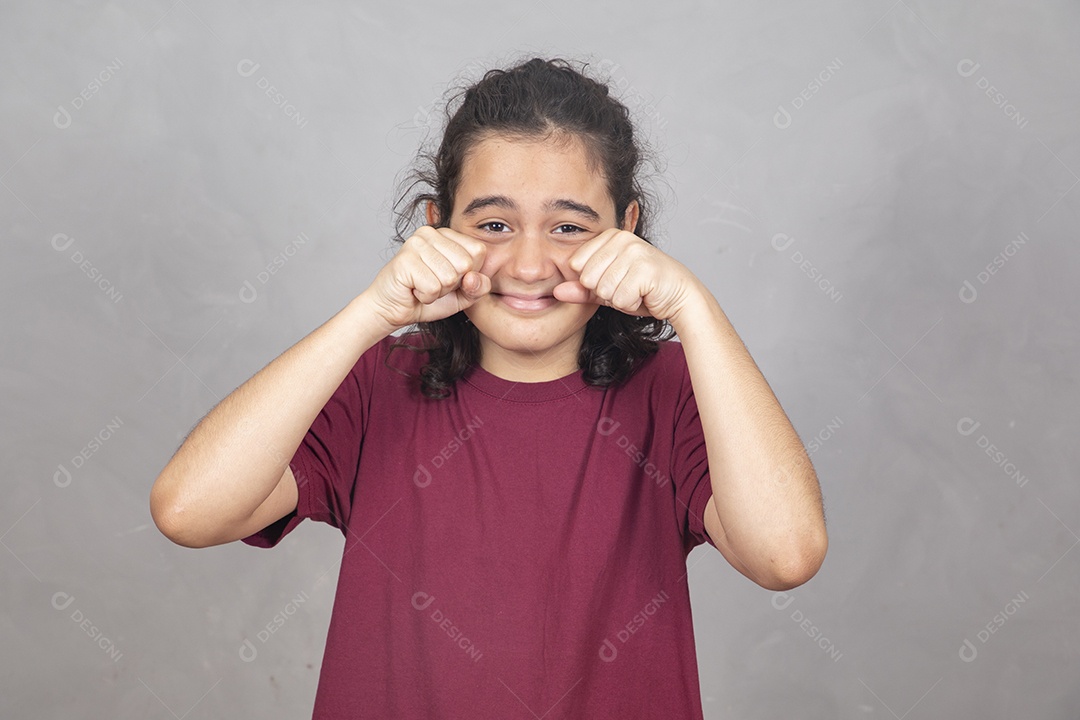 Menino criança garoto sobre fundo cinza