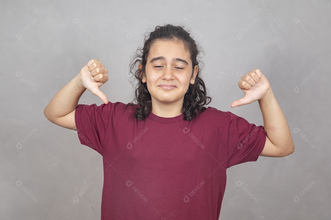 Menino criança garoto sobre fundo cinza