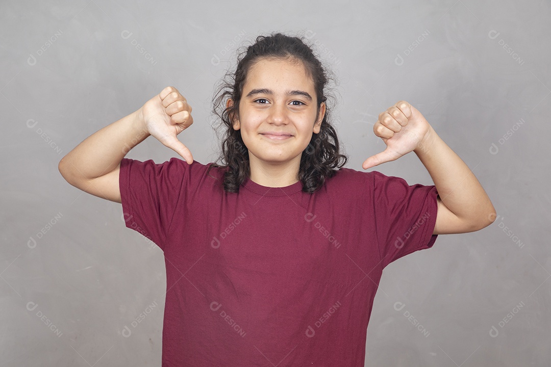 Menino criança garoto sobre fundo cinza