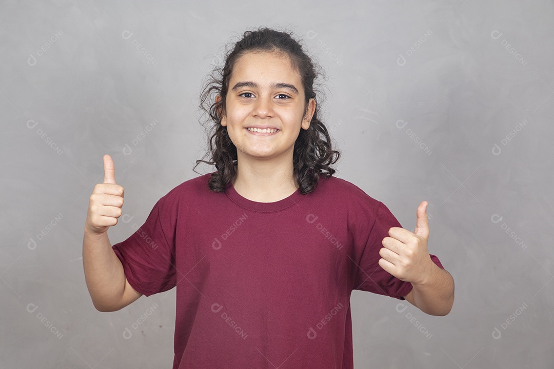 Menino criança garoto sobre fundo cinza fazendo gesto positividade