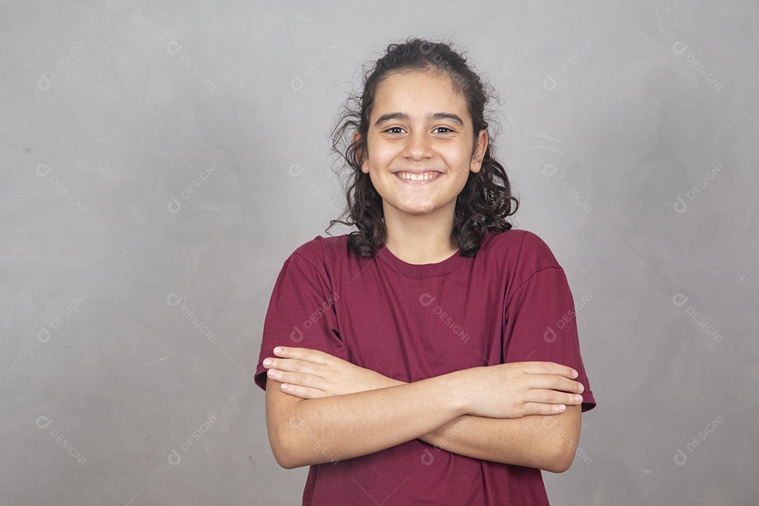 Menino criança garoto sobre fundo cinza