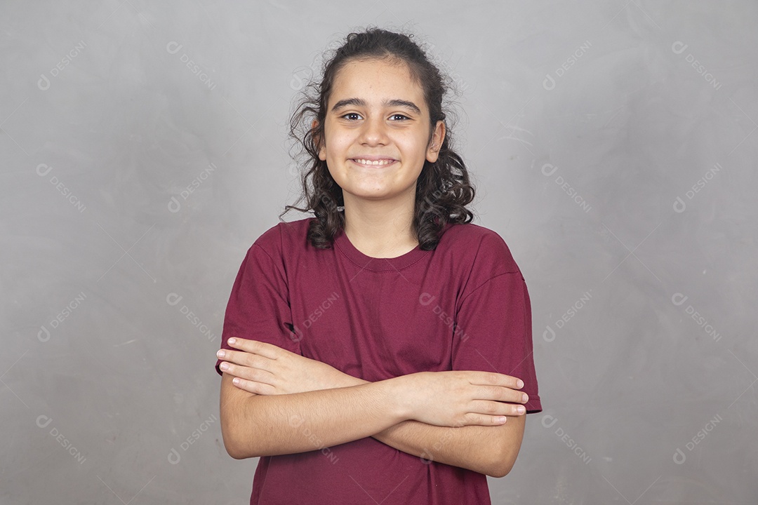 Menino criança garoto sobre fundo cinza braços cruzados