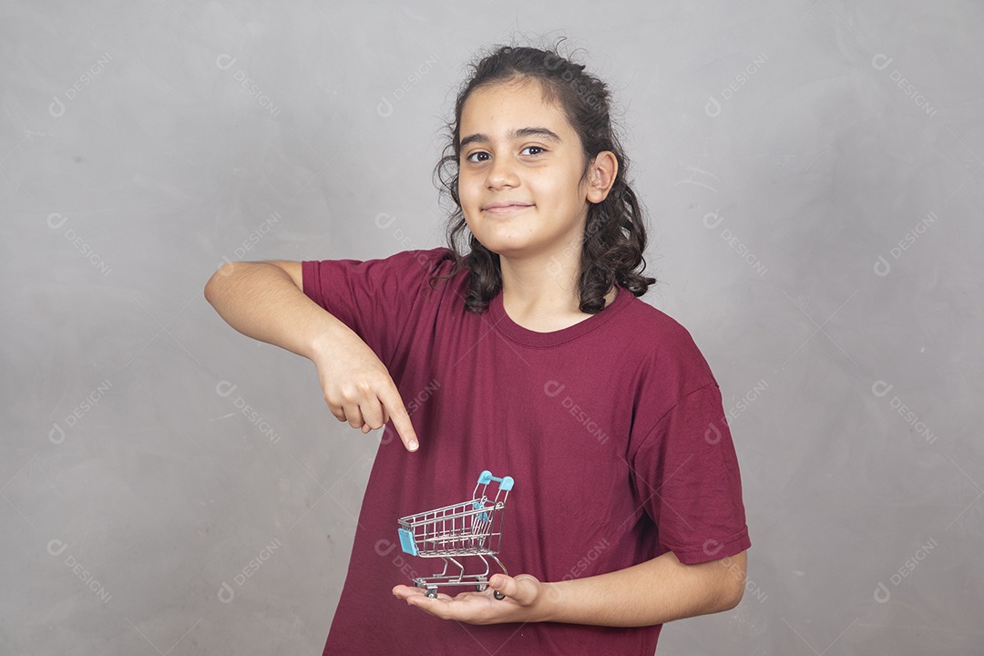 Menino criança garoto sobre fundo cinza usando fones de ouvido