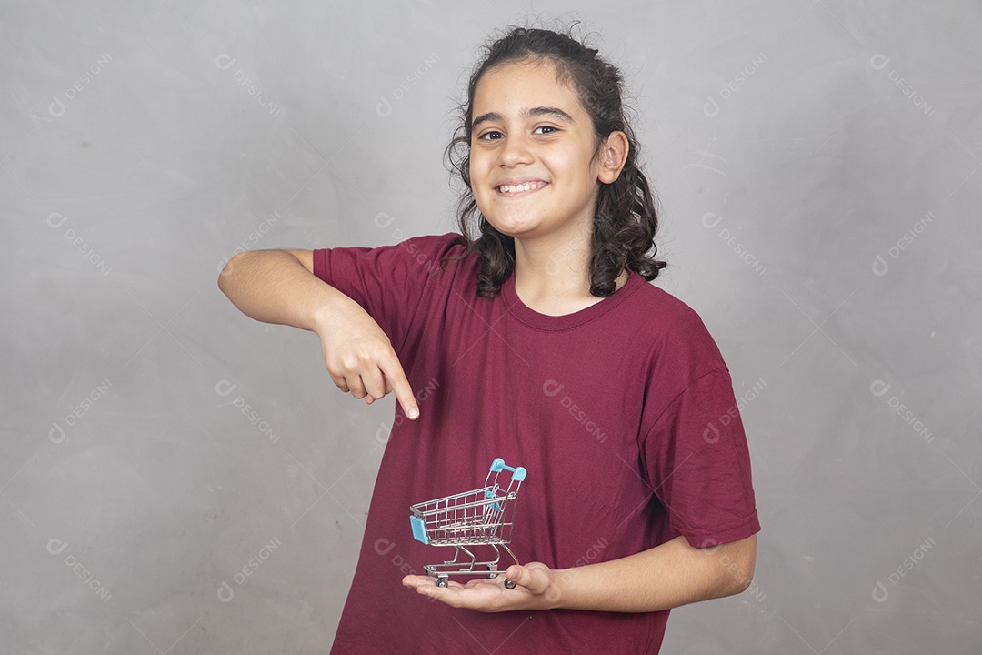 Menino criança garoto sobre fundo cinza usando fones de ouvido