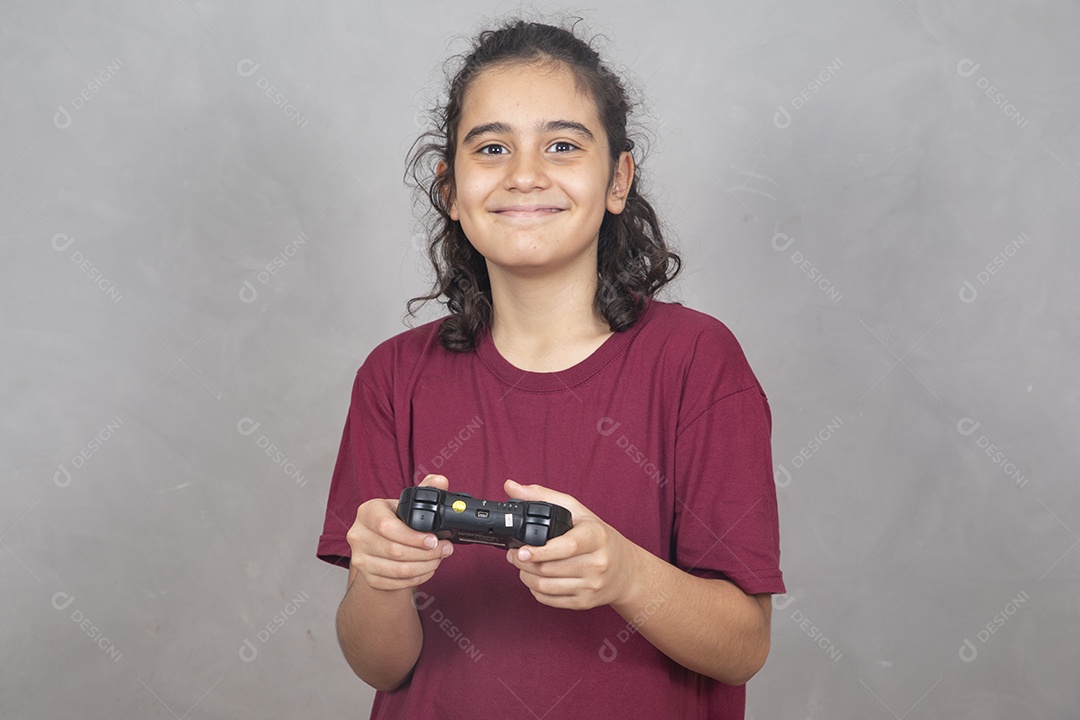 Menino criança garoto sobre fundo cinza jogando videogame