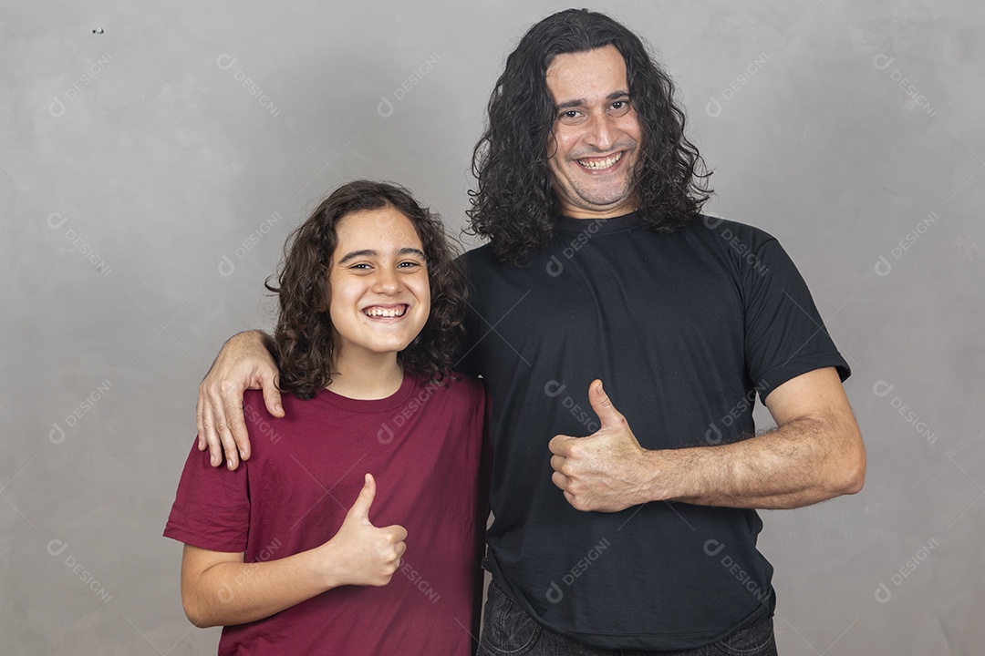Pai e filho jogando fazendo gestos positividade