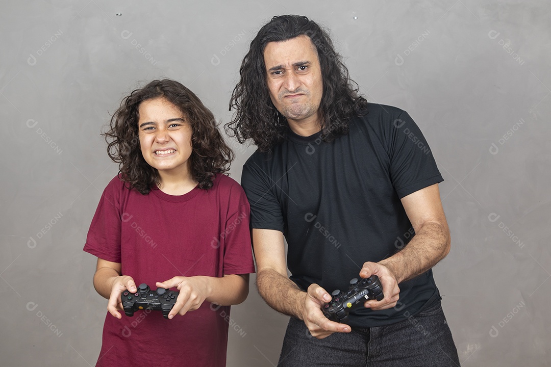 Pai jogando videogame com seu filho sobre conforto de sua casa