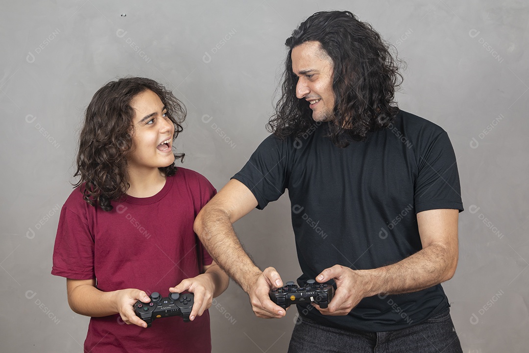 Pai jogando videogame com seu filho sobre conforto de sua casa