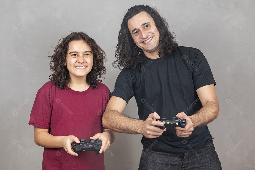 Pai jogando videogame com seu filho sobre conforto de sua casa